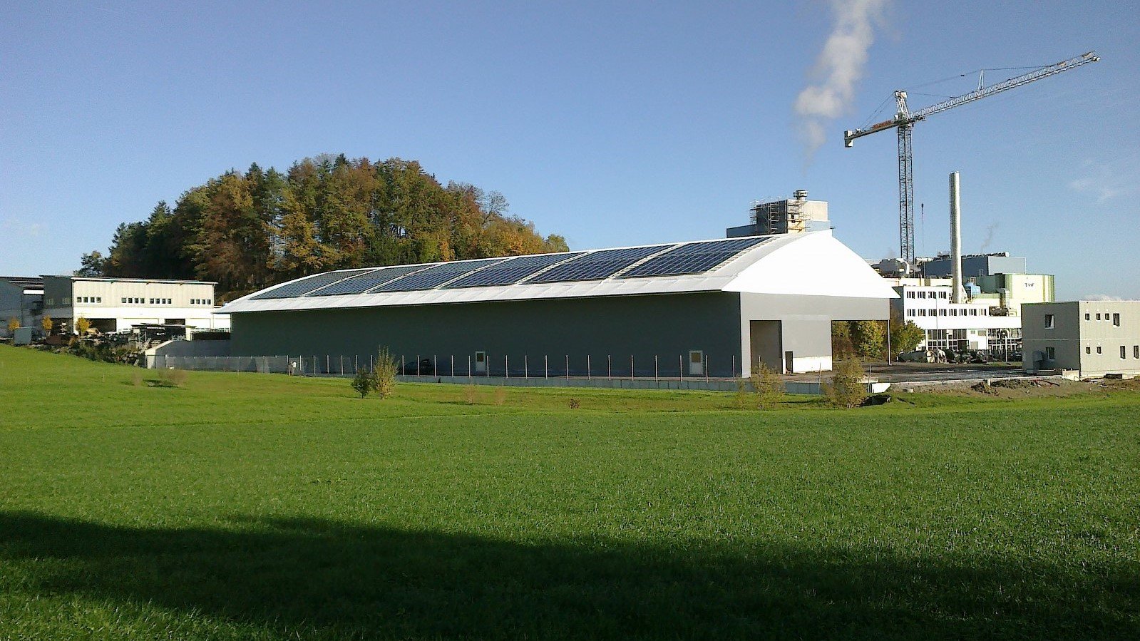 solpaneler på taket av hallen